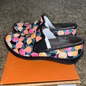 New Bogs Patch Slip-On Rose Garden Shoes Rose Black 78742-009 Women Size 9